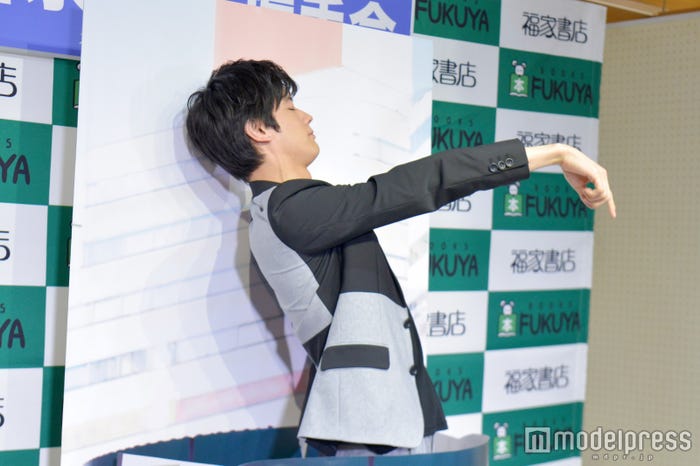 「見下すポーズ」を決める岩永徹也(C)モデルプレス