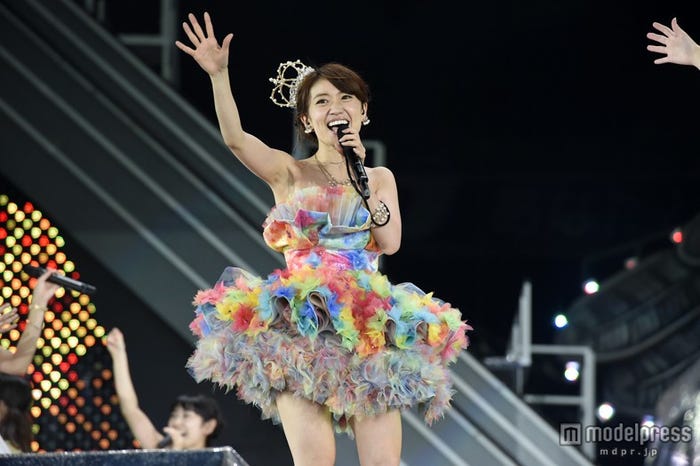 「大島優子卒業コンサート in 味の素スタジアム ~6月8日の降水確率56%(5月16日現在)、てるてる坊主は本当に効果があるのか?~」(C)AKS