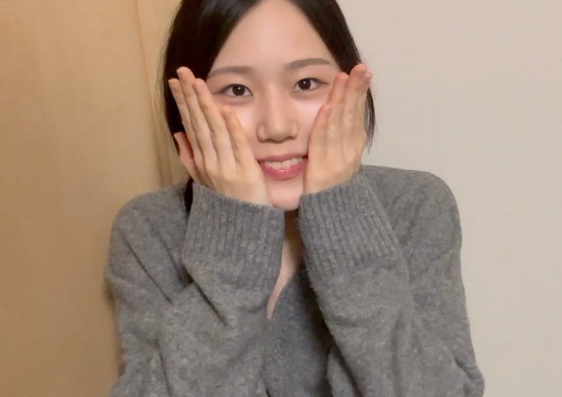 スタイル抜群の17歳練習生、美意識高い私物を紹介「肌が綺麗だとテンションあがる」