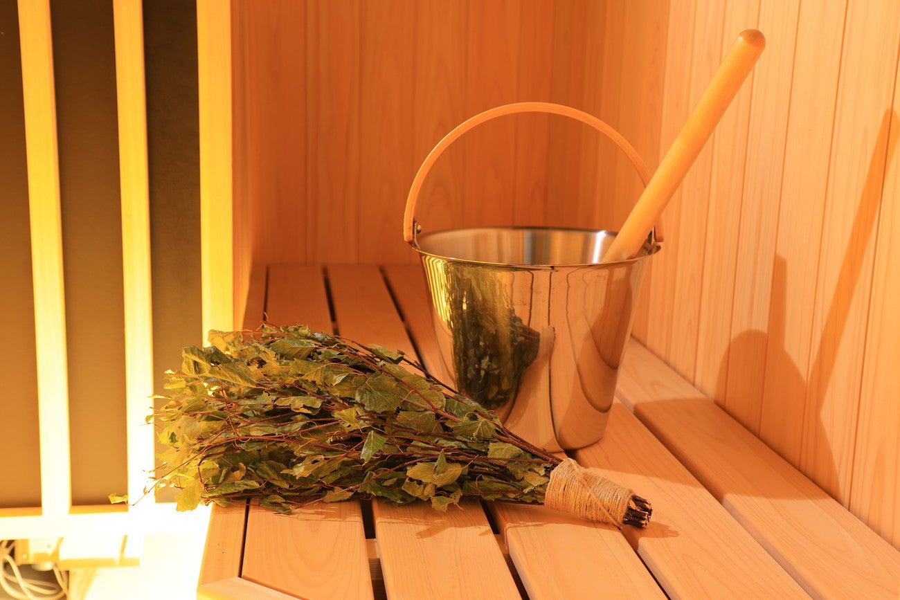 少しずつ石に水をかけることで室内の温度が落ちにくく（提供画像） 