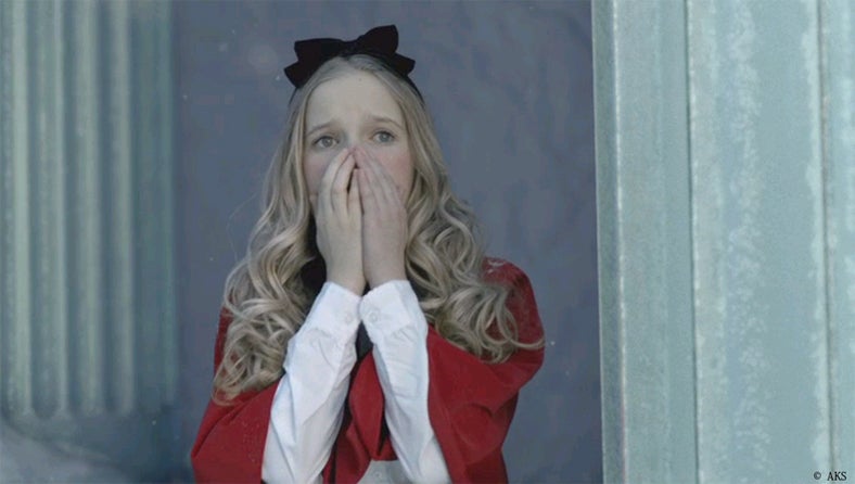 小嶋陽菜主演ショートムービー「私は冷たい女。～この夏冷たい魔法がかかる～」より