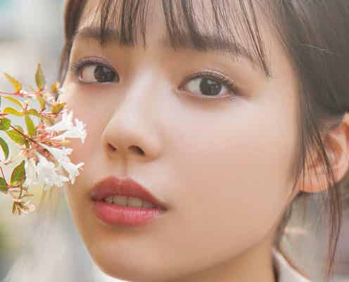 秋田汐梨、カレンダー表紙&新カット解禁 透明感溢れる“16歳の等身大”