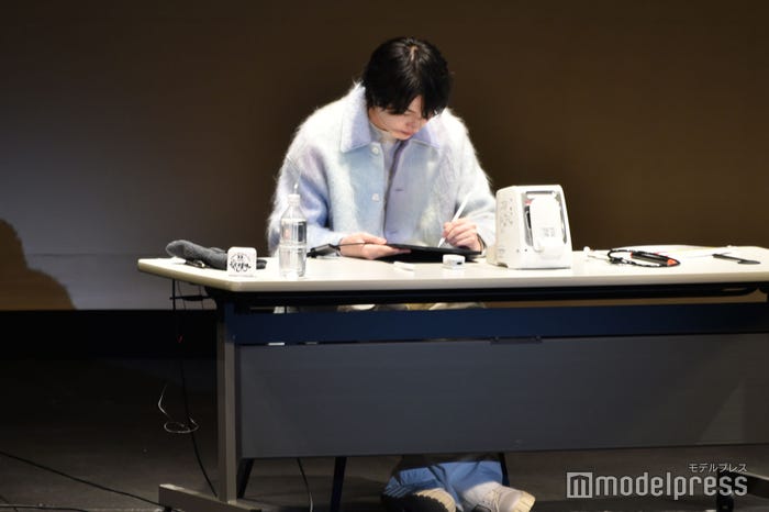 問診票を記入する桜田通(C)モデルプレス