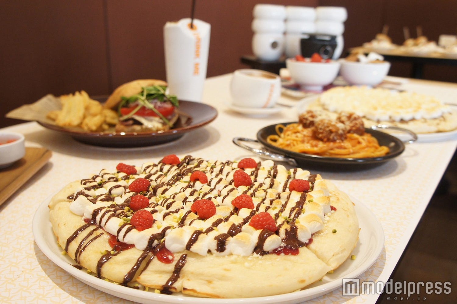 約100名が行列、国内最大の「マックスブレナー」お披露目 食事系メニューを本格導入