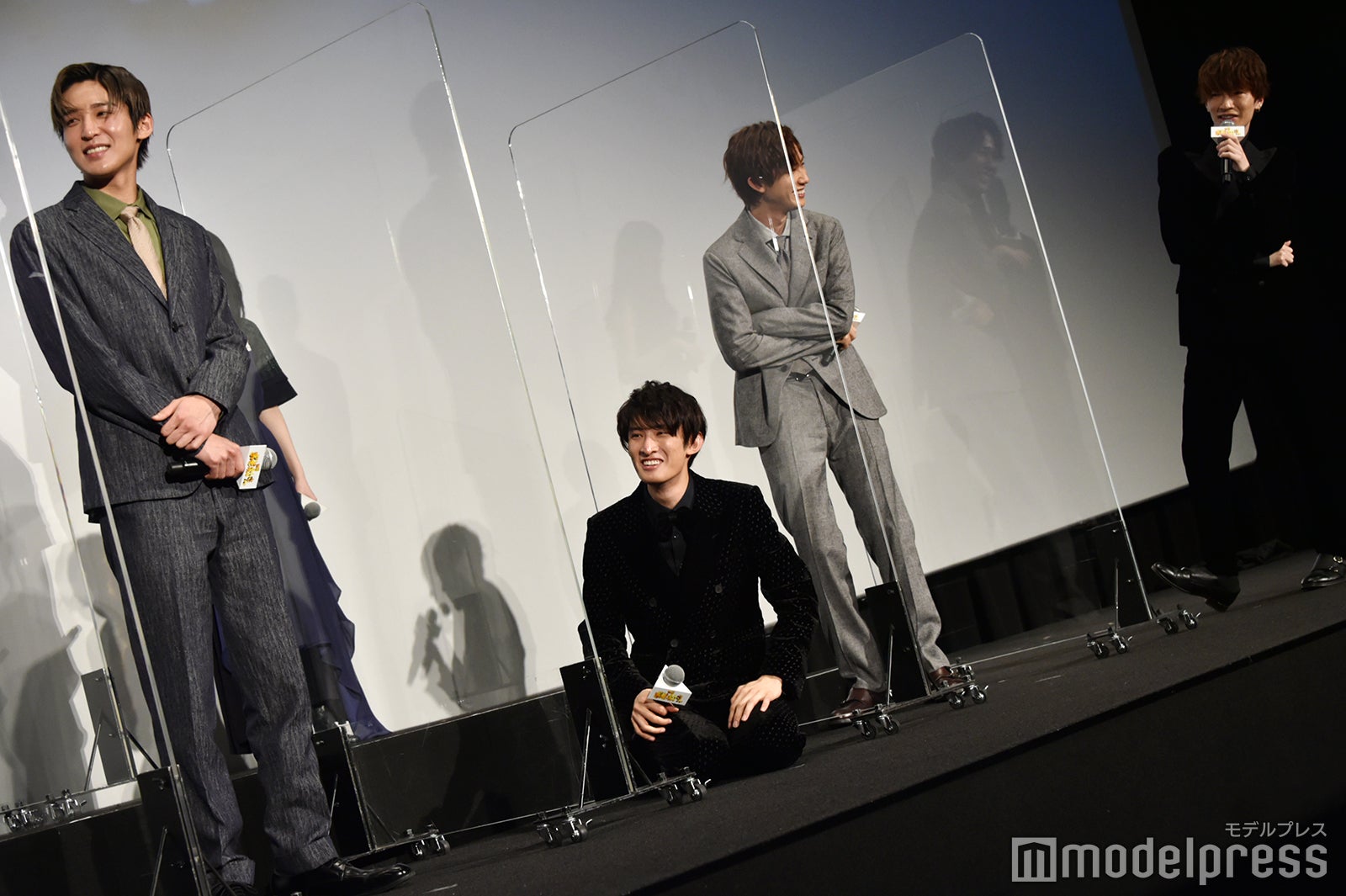 演技を褒められすぎて正座する向井康二、その姿を見て笑っている目黒蓮・阿部亮平・深澤辰哉（C）モデルプレス