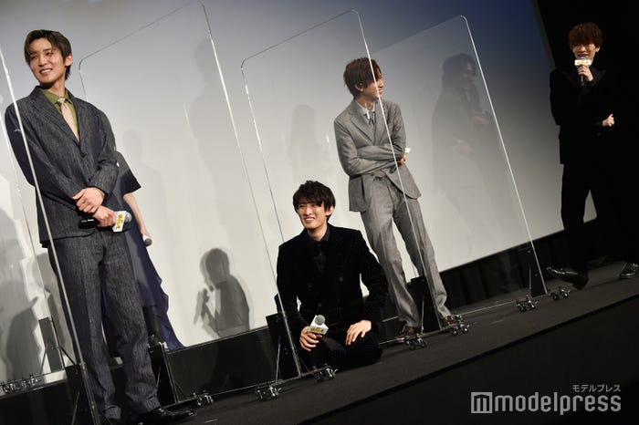 演技を褒められすぎて正座する向井康二、その姿を見て笑っている目黒蓮・阿部亮平・深澤辰哉(C)モデルプレス