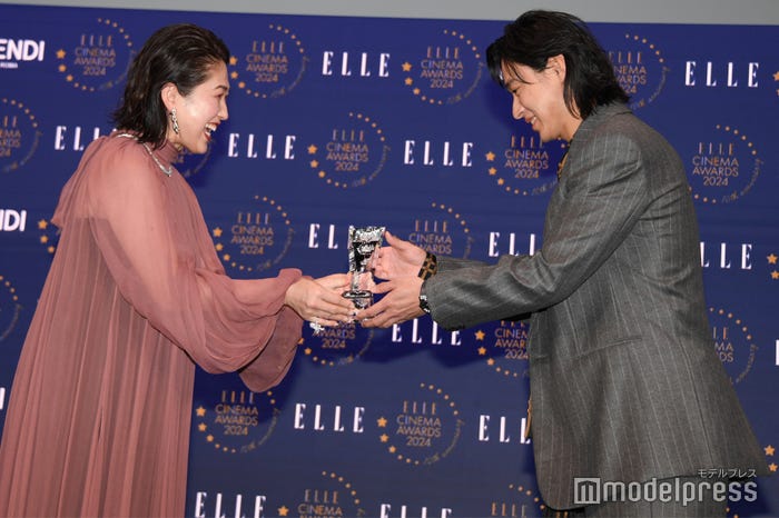 トロフィーに喜ぶ山崎賢人(C)モデルプレス