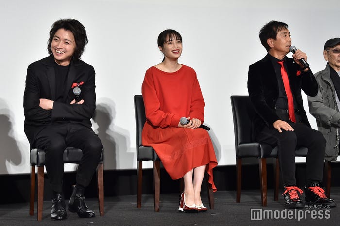 (左から)藤原竜也、広瀬すず、栗田貫一(C)モデルプレス