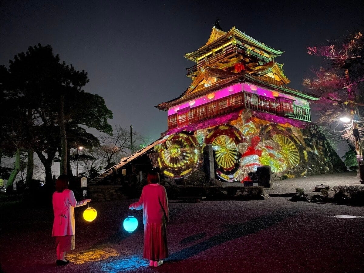 ライトアップやプロジェクションマッピングのイベントも多い。写真は福井県の丸岡城の「ヒカリ結び」。天守マッピングは上映時間15分、①20:00~、②21:00~実施。見学無料