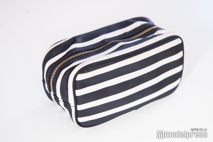 新美有加アナウンサー、ポーチの中身は?(C)モデルプレス