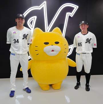 ロッテ ノラネコぐんだん来場 ファン、選手と交流 高野脩「コラボグッズも可愛い」寺地「いいふてぶてしさ」