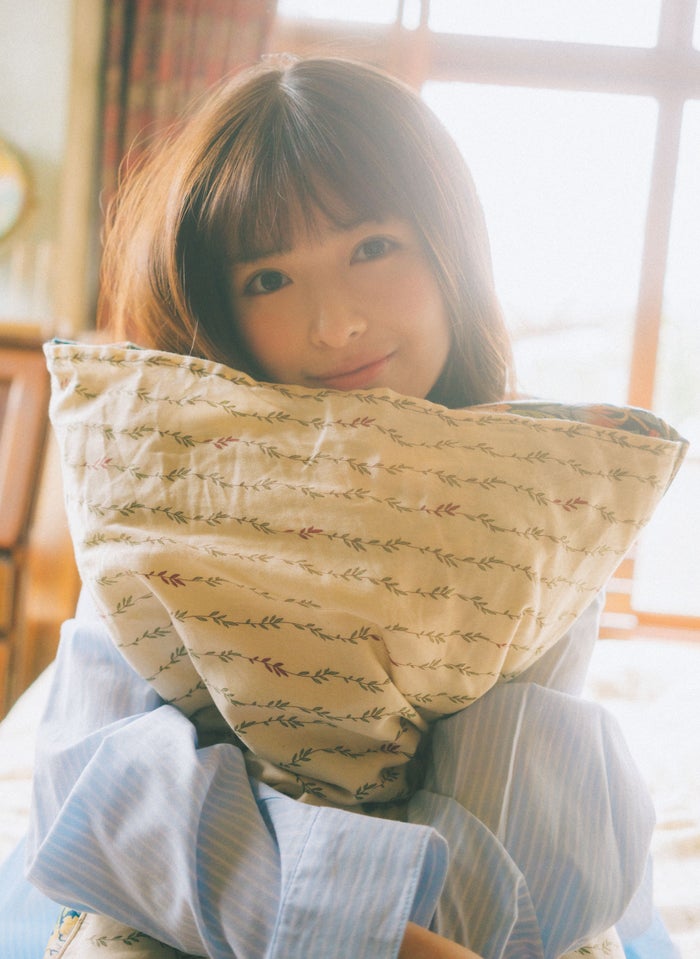 乃木坂46小川彩、至近距離ショットにドキッ あざとい表情で魅了