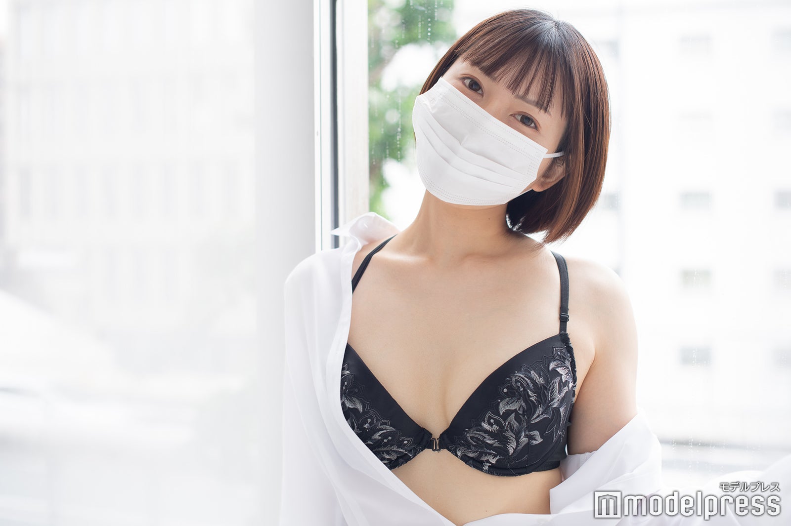 モデルプレスのインタビューに応じた丸の内OLレイナ（C）モデルプレス