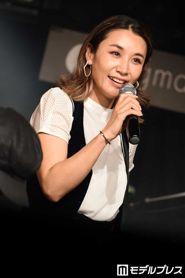 鈴木紗理奈、息子の16歳誕生日にモノクロ2ショット公開 “インターナショナル教育に全振り”も「高額な学費を払う為に仕事も頑張れた」