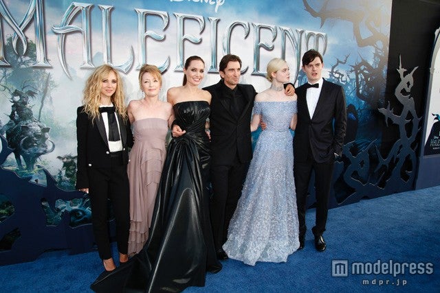 （左から）ジュノー・テンプル、レスリー・マンヴィル、アンジェリーナ・ジョリー、シャールト・コプリー、エル・ファニング、サム・ライリー 