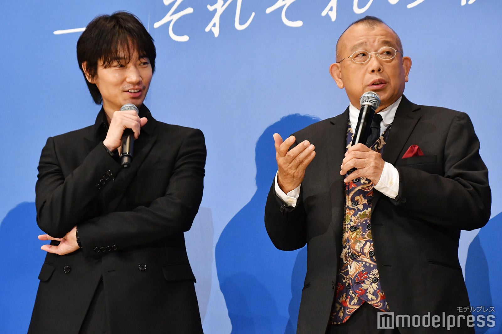 綾野剛、笑福亭鶴瓶 （C）モデルプレス