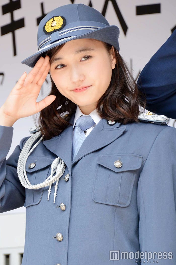 「non-no」鈴木友菜、2度目の女性警官姿を披露「貴重な体験」（C）モデルプレス