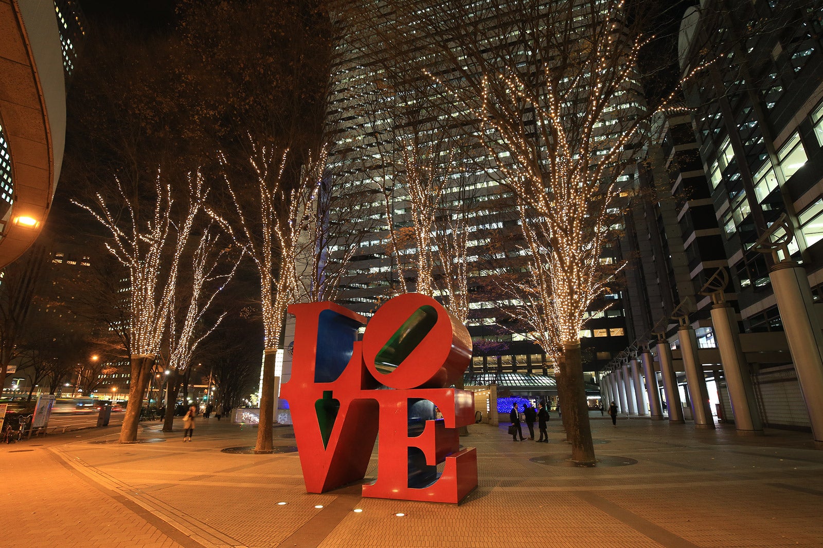 アプローチ広場／画像提供：西新宿街ぐるみプロジェクト