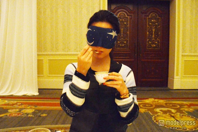 口の中に広がる味が何かを必死に感じます／「ディズニー・ダイニング・ウィズ・ザ・センス」