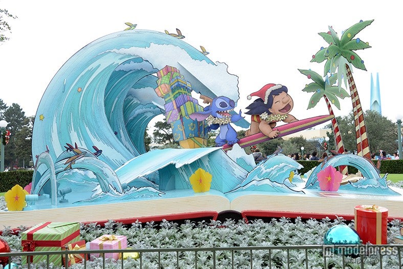 スティッチとリロがサーフィンをする「夏のクリスマス」をイメージしたフォトロケーション