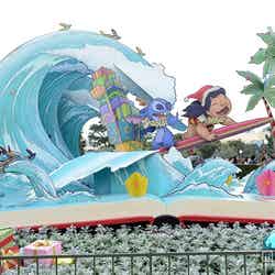 スティッチとリロがサーフィンをする「夏のクリスマス」をイメージしたフォトロケーション