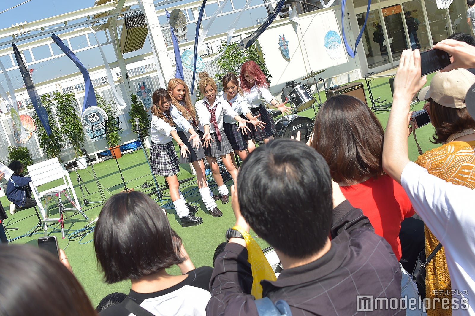 写真撮影に観客殺到 （C）モデルプレス