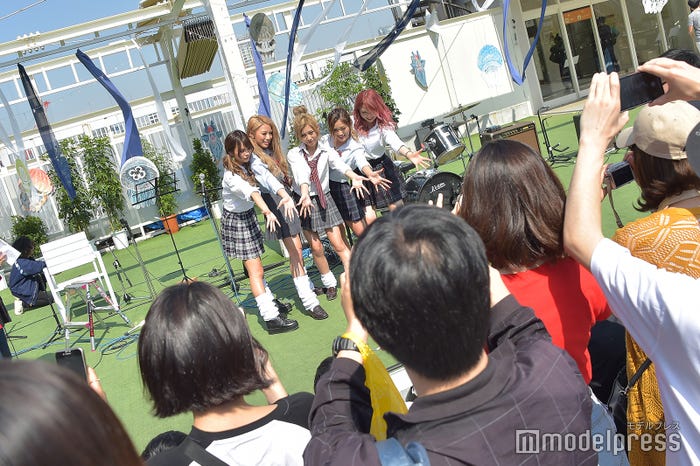 写真撮影に観客殺到 (C)モデルプレス