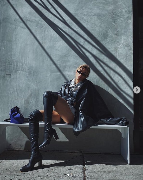 ローラ、太ももギリギリ美脚ショットに釘付け「カッコよすぎる」「最高のスタイル」