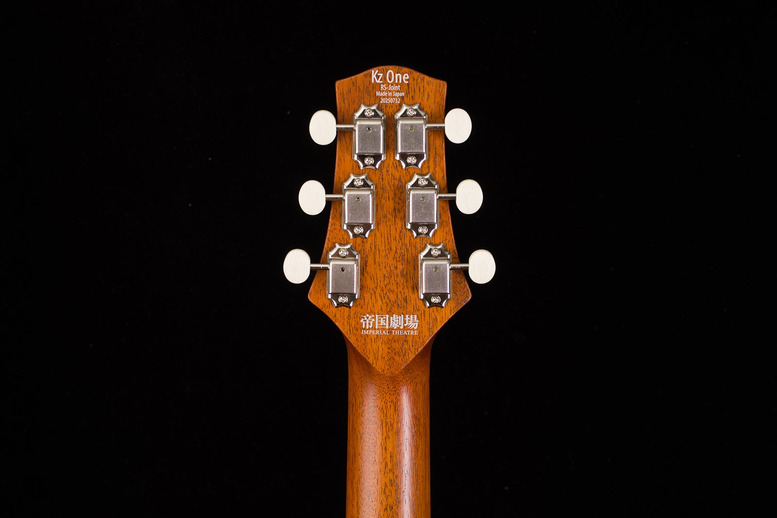 「帝劇オリジナルギター」商品画像（イメージ）（提供写真）