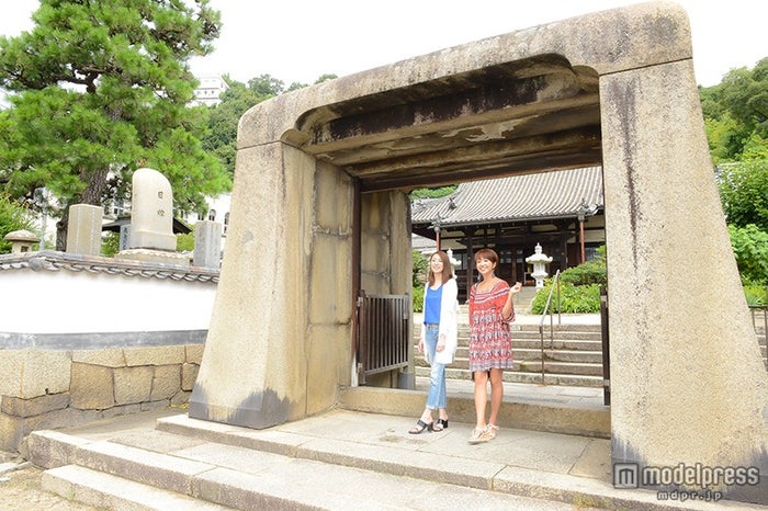 重厚な石の門が印象的な「持光寺」は“石のまち”尾道を象徴するスポット