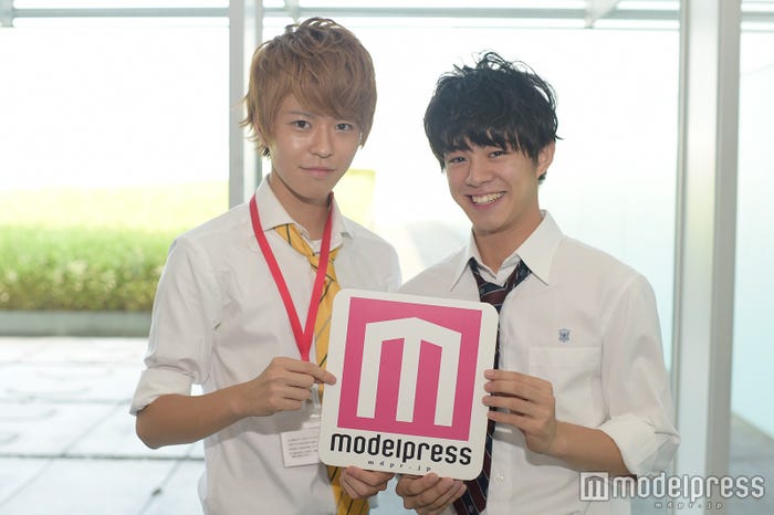 「高一ミスターコン2016」グランプリ・宇佐卓真(右)、準グランプリ林拓磨(左)