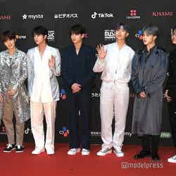 BTS （左から）V、SUGA、JIN、JUNG KOOK、RM、JIMIN、J-HOPE 「2018 MAMA FANS’CHOICE in JAPAN」より（C）モデルプレス