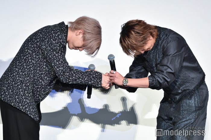 信頼するRANと熱い握手する小山慶一郎(C)モデルプレス