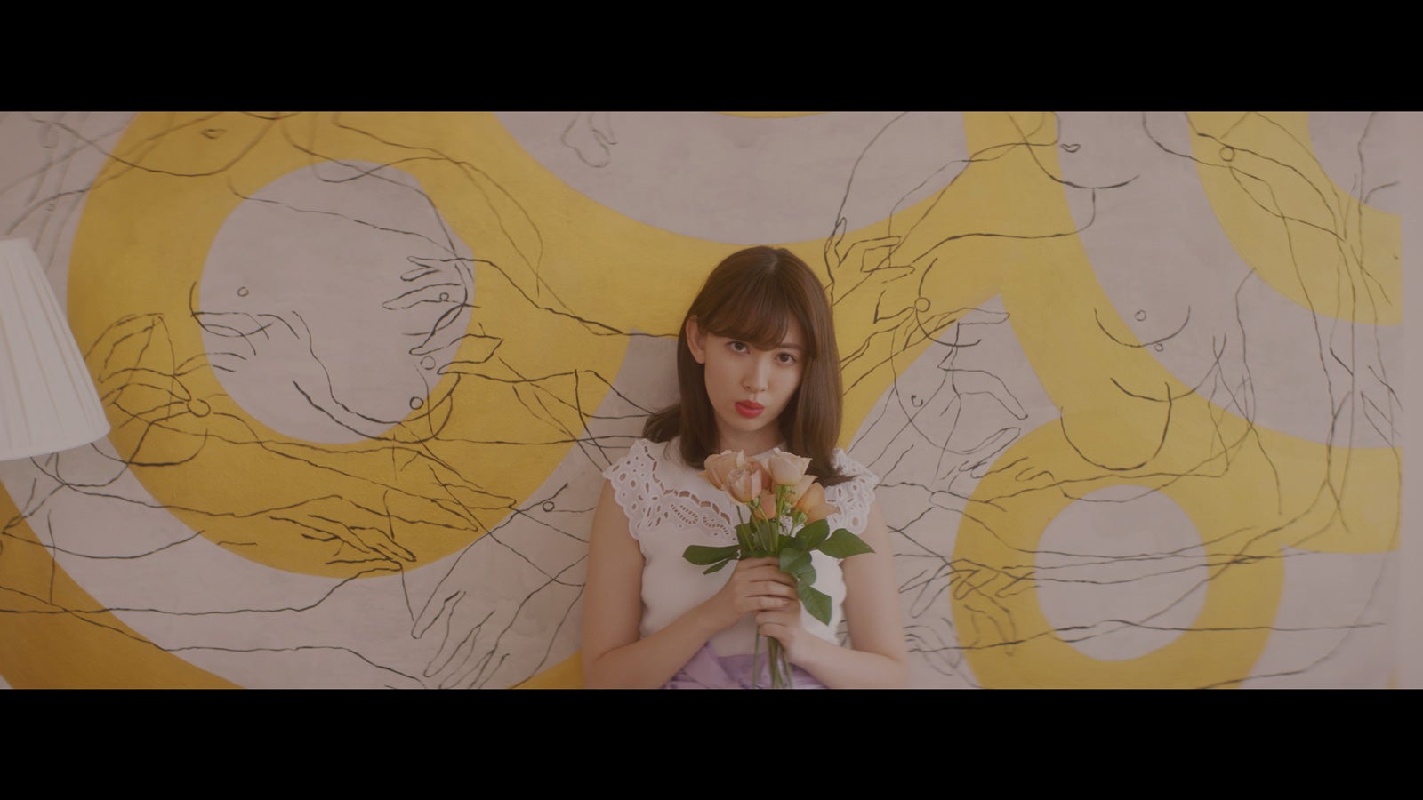 小嶋陽菜／「気づかれないように…」MVより（C）AKS