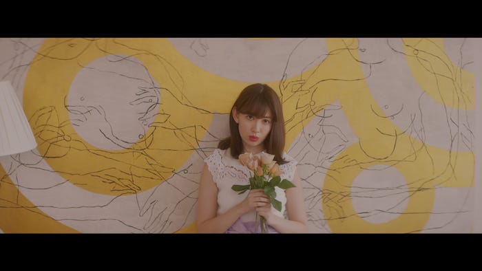 小嶋陽菜/「気づかれないように…」MVより(C)AKS