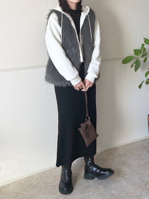 GUパフスウェットフルジップパーカ GUパフスウェットフルジップパーカとファーベストのモノトーンコーデ