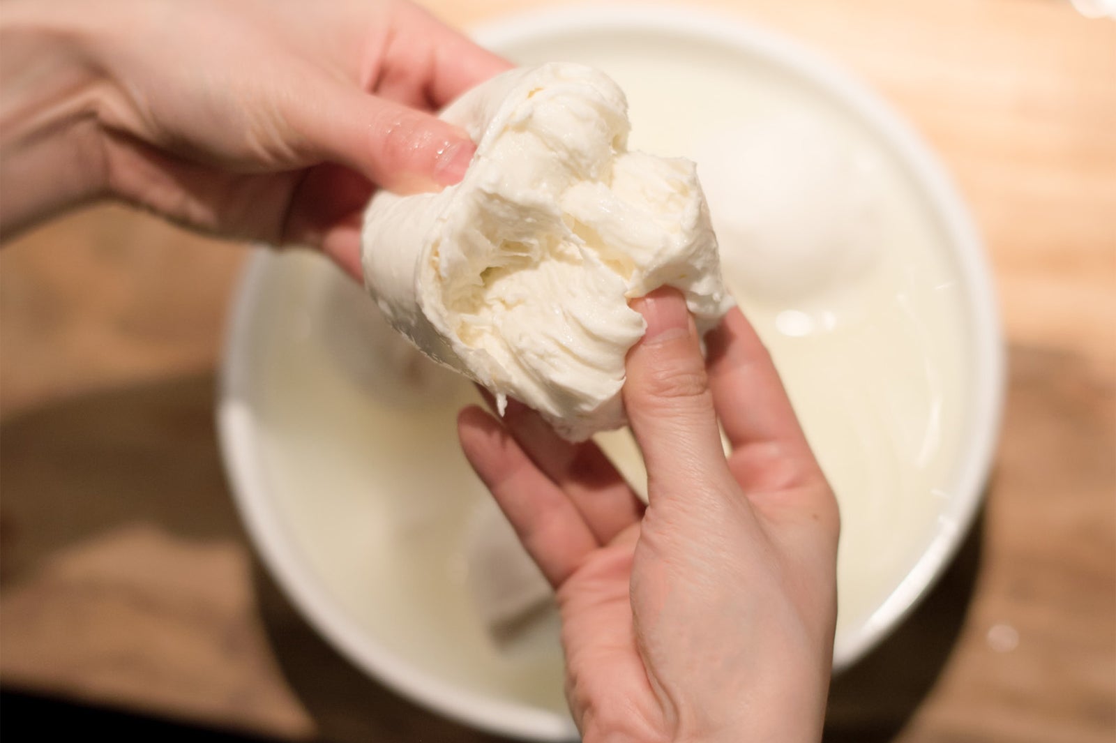 フレッシュなまま空輸で届くモッツァレラチーズ／画像提供：ベイクルーズ