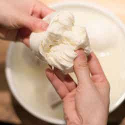 フレッシュなまま空輸で届くモッツァレラチーズ/画像提供:ベイクルーズ