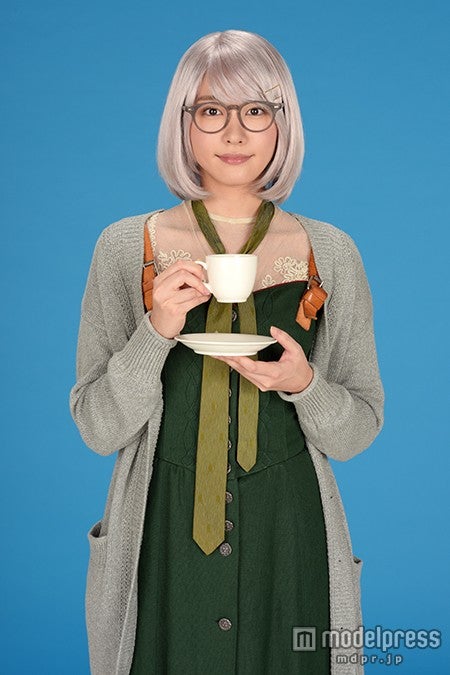 新垣結衣“白髪×メガネ”解禁　岡田将生「あまりに似合っていて、じっと見てしまいました」