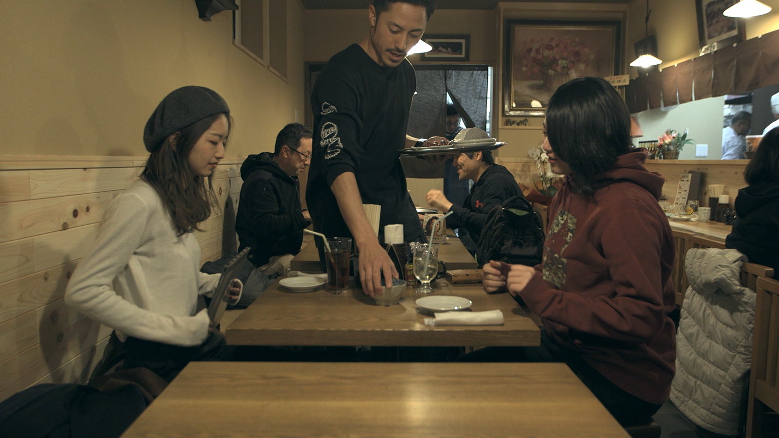 貴之が働く焼き鳥屋に遊びに来た安未、つば冴「TERRACE HOUSE OPENING NEW DOORS」8th WEEK（C）フジテレビ／イースト・エンタテインメント