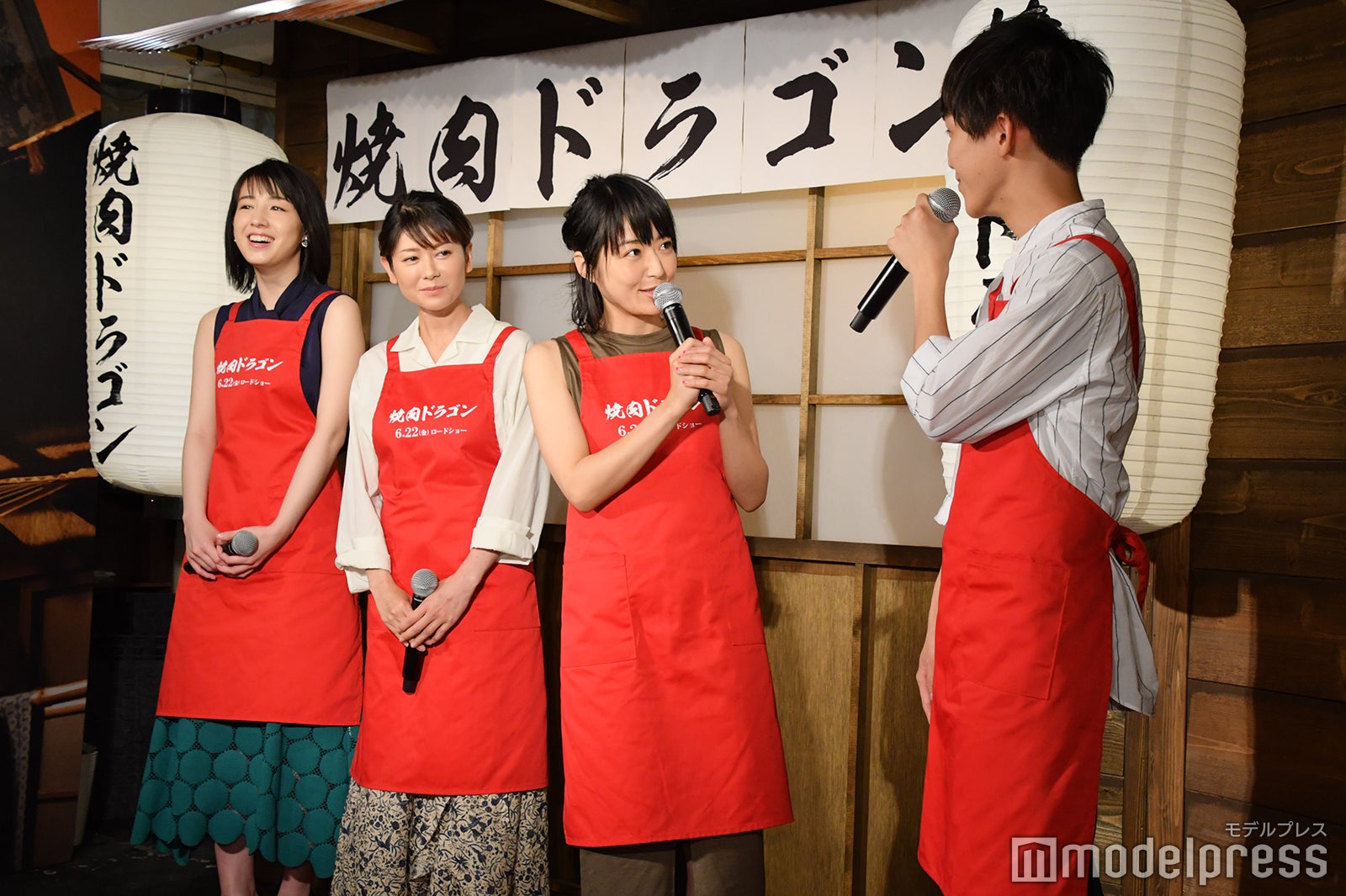 （左から）桜庭ななみ、真木よう子、井上真央、大江晋平（C）モデルプレス