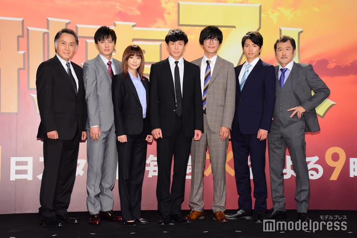 (左から)北大路欣也、塚本高史、倉科カナ、東山紀之、田辺誠一、白洲迅、吉田鋼太郎(C)モデルプレス