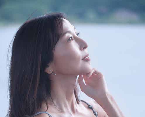 “永遠のグラビアクイーン”かとうれいこ、26年ぶり美ボディ披露「FRIDAY」登場