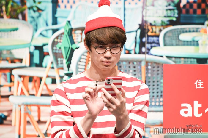 CMに登場するアプリで部屋探しをする坂口健太郎(C)モデルプレス