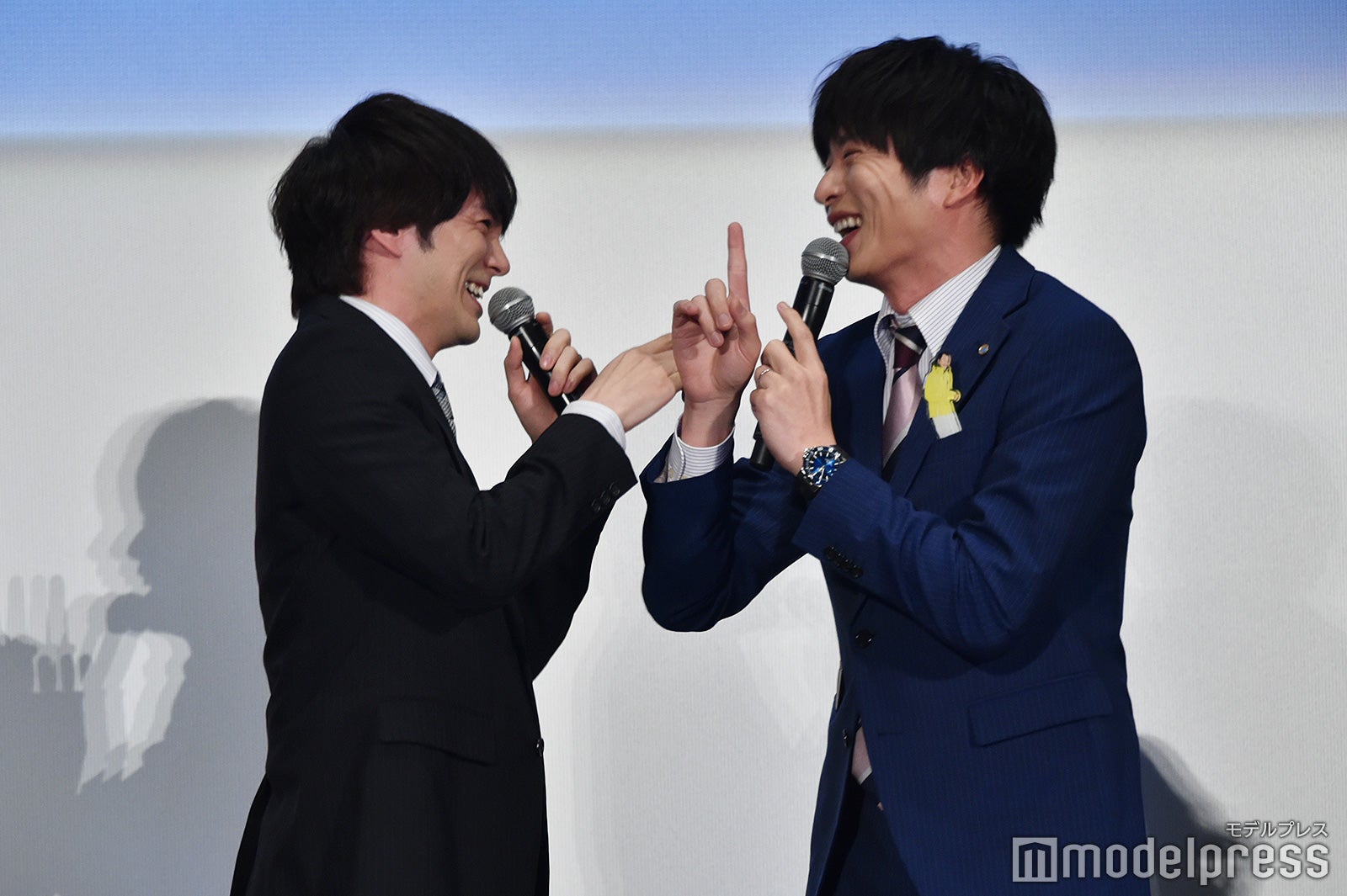 クリスマスは一緒に撮影していた林遣都と田中圭（C）モデルプレス