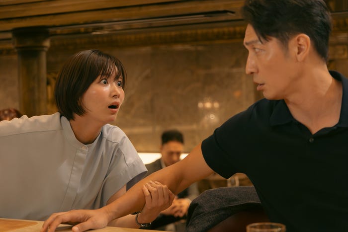 岡崎紗絵、玉木宏「プロフェッショナル 保険調査員・天音蓮」第1話(C)フジテレビ