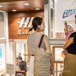 春名亜美さん、中川ジュリさん(C)モデルプレス