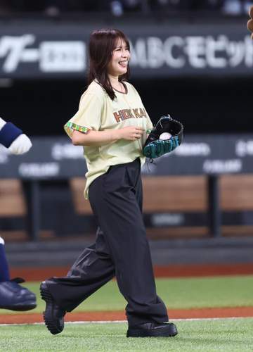 「色白い～可愛い」五輪沸かせた女子スケーターがエスコン降臨 引退から4カ月「緊張しちゃいました」キュートな投球に反響