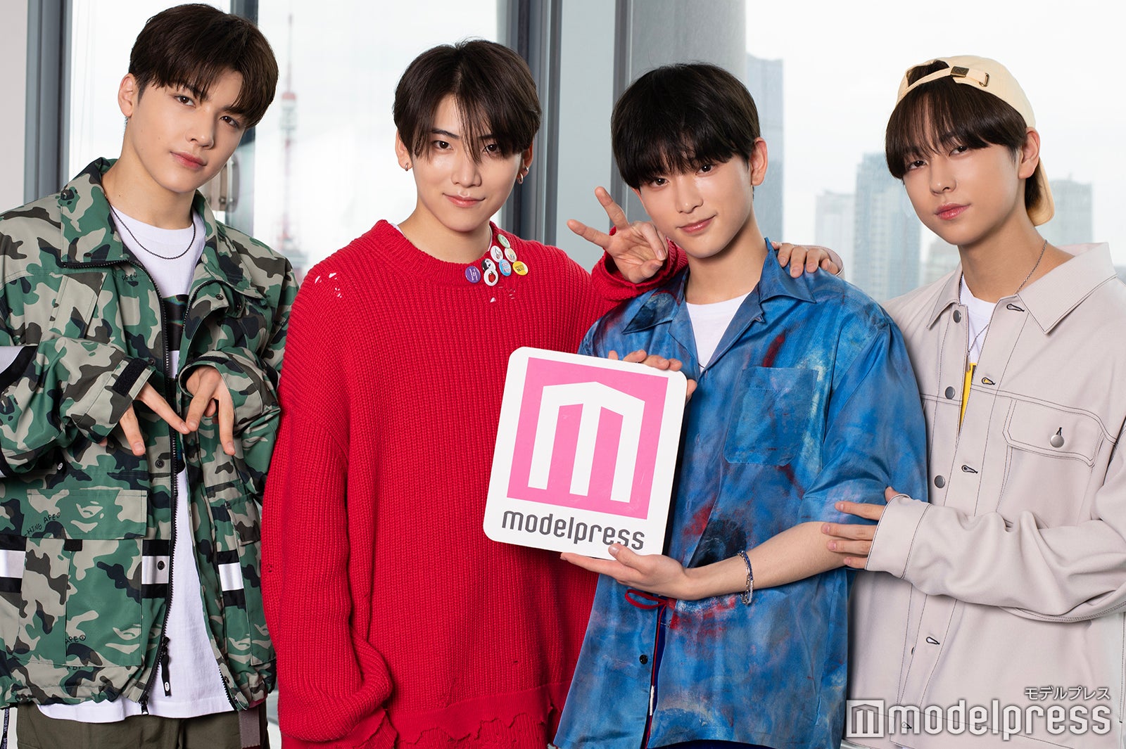 MAKIとモデルプレスの“M”ポーズも！MAKI、YUMA、HARUA、TAKI／&TEAM（C）モデルプレス