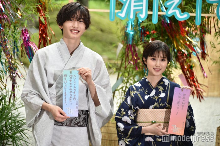 浴衣姿で短冊に願いごとを込めた道枝駿佑&福本莉子(C)モデルプレス